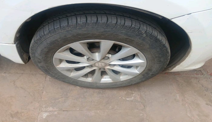 2014 Maruti Ertiga ZXI, Petrol, Manual, 1,73,771 km, tyre