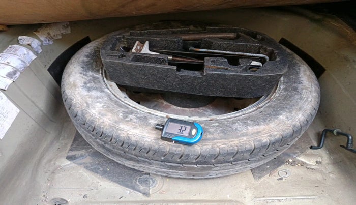 2010 Volkswagen Vento TRENDLINE DIESEL 1.6, Diesel, Manual, 90,000 km, tyre