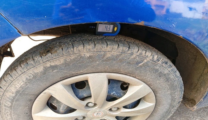 2013 Hyundai Eon ERA +, Petrol, Manual, 33,897 km, tyre