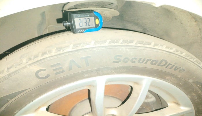 2014 BMW 1 Series 118D HATCHBACK, Diesel, Automatic, 1,00,000 km, tyre