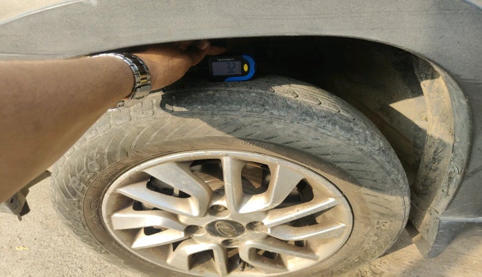 2017 Mahindra Kuv100 K6 6 STR, Petrol, Manual, 62,569 km, tyre