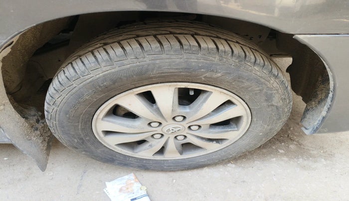 2015 Toyota Innova 2.5 VX 8 STR, Diesel, Manual, 1,12,442 km, tyre