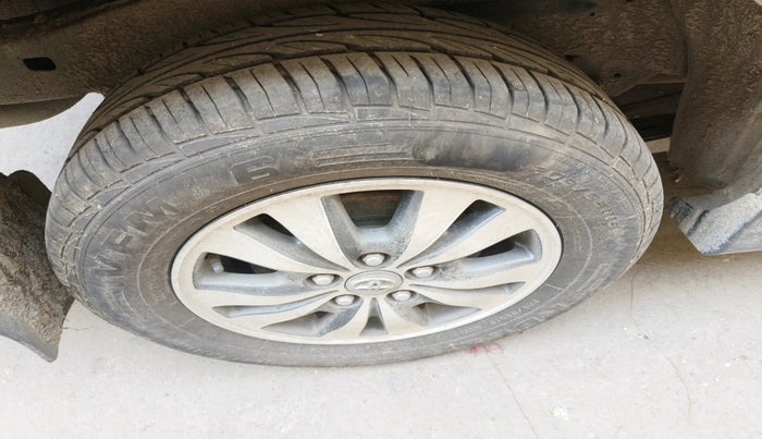 2015 Toyota Innova 2.5 VX 8 STR, Diesel, Manual, 1,12,442 km, tyre