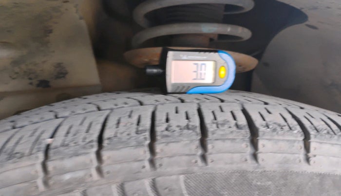 2016 Mahindra XUV500 W4, Diesel, Manual, 1,02,198 km, tyre