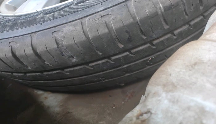 2010 Maruti Swift Dzire ZXI 1.3, Petrol, Manual, 1,40,701 km, tyre