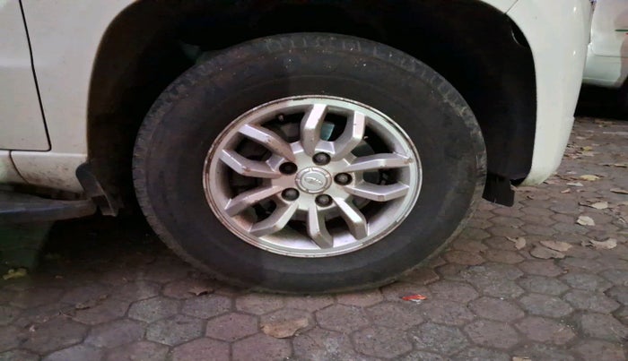 2016 Mahindra TUV300 T8, Diesel, Manual, 97,115 km, tyre