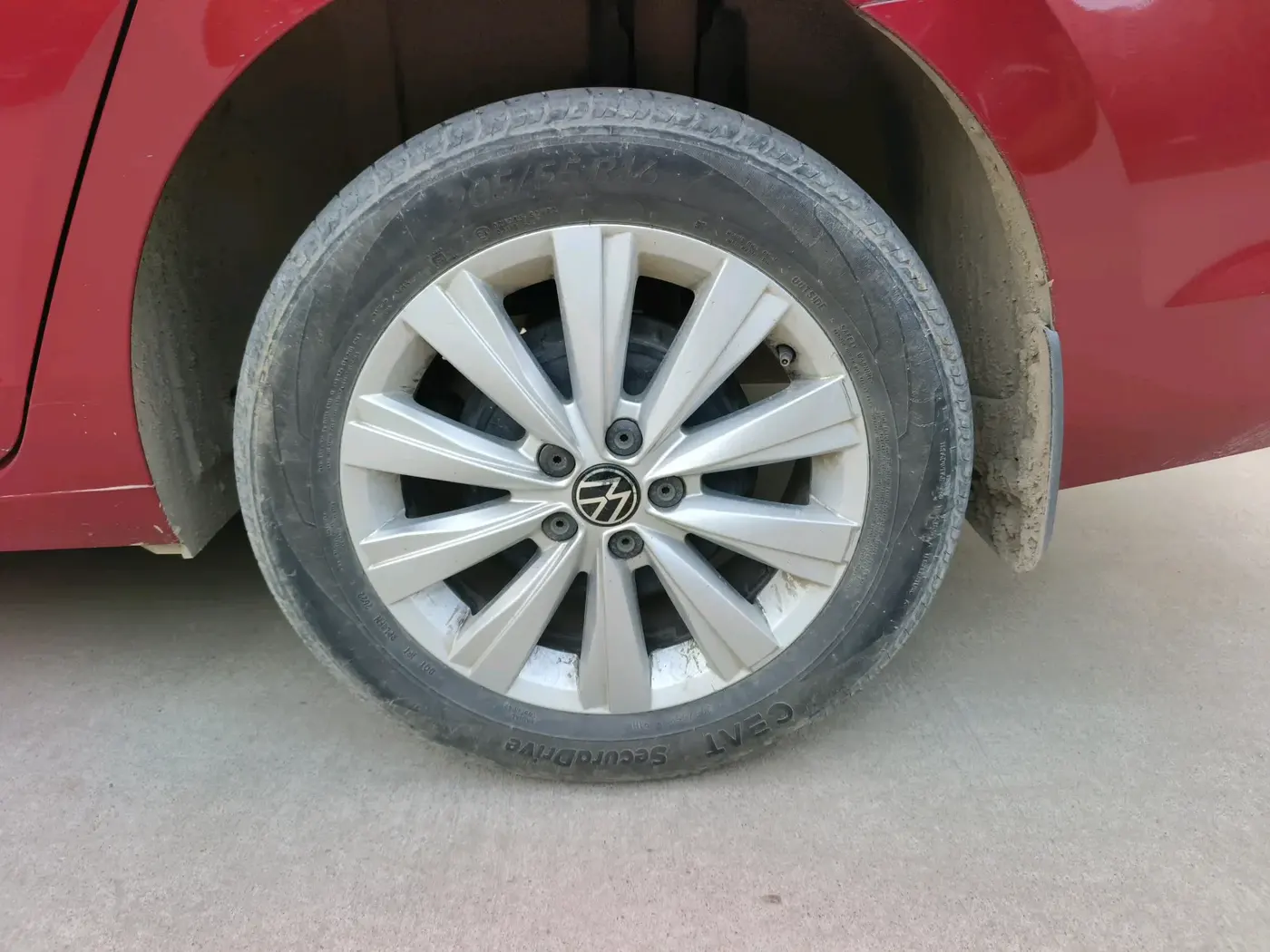 2022 Volkswagen VIRTUS HIGHLINE TSI 1.0 MT, Petrol, Manual, 35,769 km, tyre