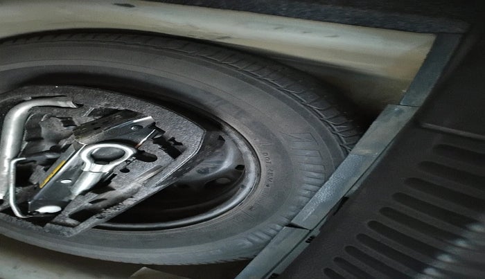 2013 Volkswagen Polo HIGHLINE1.2L, Petrol, Manual, 80,970 km, tyre