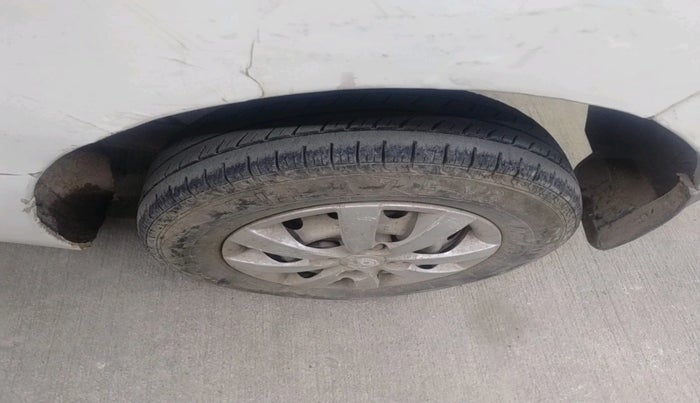 2017 Hyundai Eon ERA +, Petrol, Manual, 67,840 km, tyre