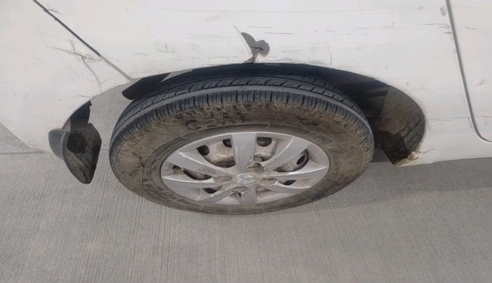 2017 Hyundai Eon ERA +, Petrol, Manual, 67,840 km, tyre