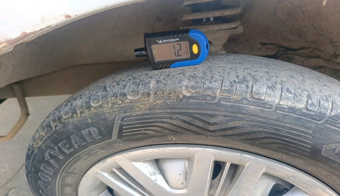 2015 Maruti Eeco 5 STR CNG WITH HTR, Petrol, Manual, 1,62,986 km, tyre