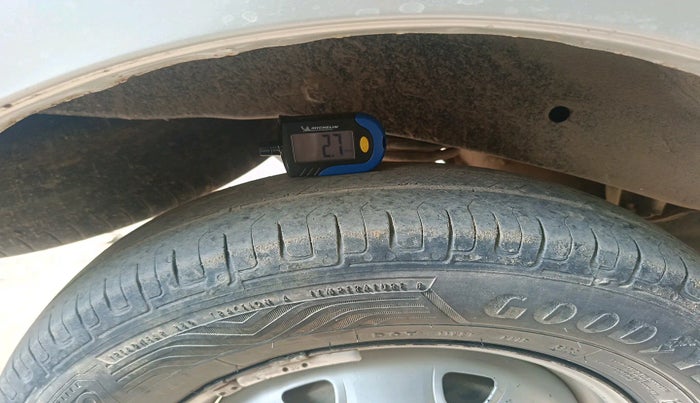 2015 Maruti Eeco 5 STR CNG WITH HTR, Petrol, Manual, 1,62,986 km, tyre