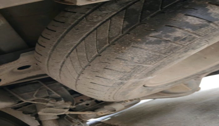 2013 Toyota Innova 2.5 VX 8 STR, Diesel, Manual, 81,613 km, tyre