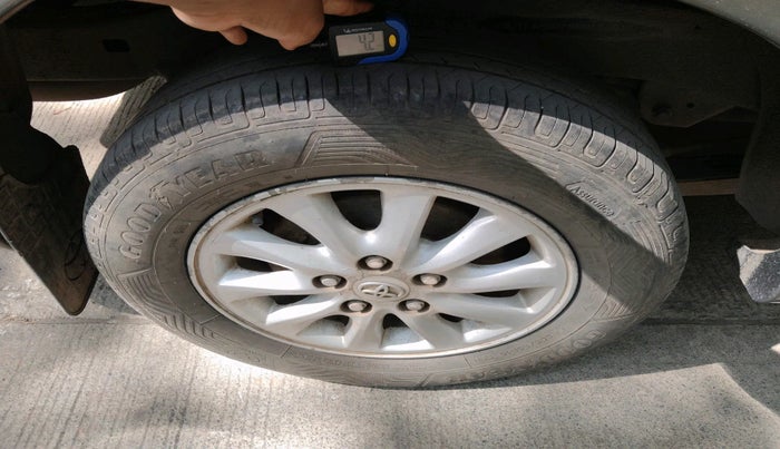 2013 Toyota Innova 2.5 VX 8 STR, Diesel, Manual, 81,613 km, tyre