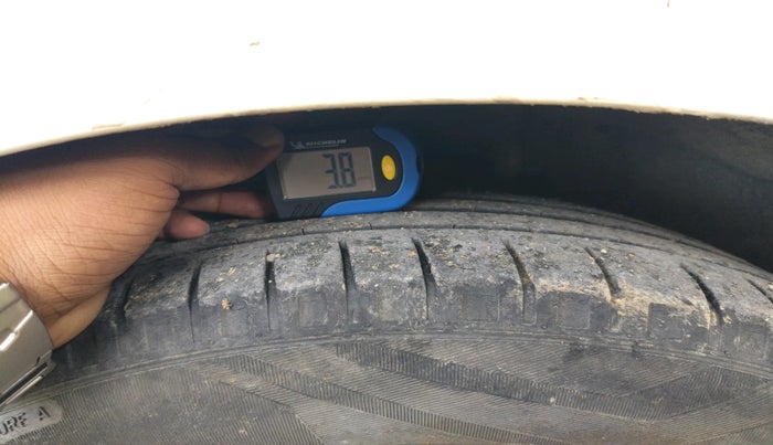 2011 Fiat Linea EMOTION 1.3, Diesel, Manual, 1,23,457 km, tyre