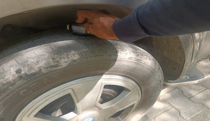 2014 Mahindra XUV500 W4, Diesel, Manual, 1,01,405 km, tyre