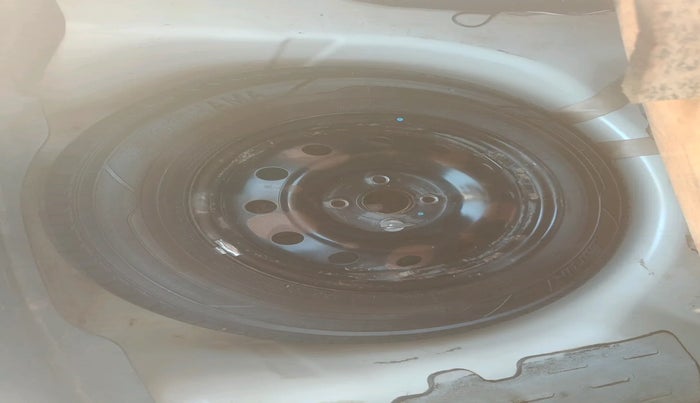 2014 Maruti Swift Dzire VXI, Petrol, Manual, 1,73,606 km, tyre