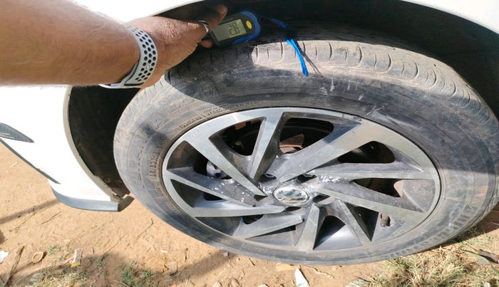 2021 Volkswagen Polo COMFORTLINE 1.0L MPI, Petrol, Manual, 70,684 km, tyre