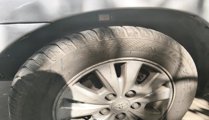 2011 Toyota Innova V 2.5 8 STR, Diesel, Manual, 2,31,219 km, tyre