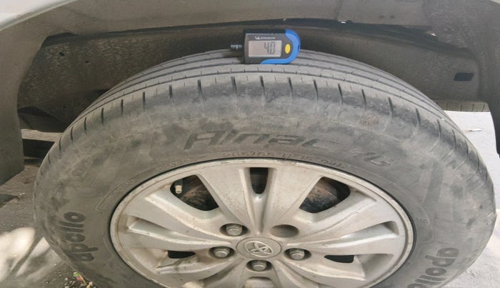 2011 Toyota Innova V 2.5 8 STR, Diesel, Manual, 2,31,219 km, tyre