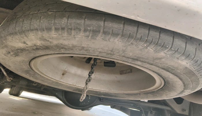 2011 Toyota Innova V 2.5 8 STR, Diesel, Manual, 2,31,219 km, tyre