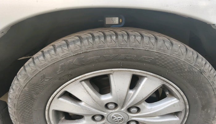 2011 Toyota Innova V 2.5 8 STR, Diesel, Manual, 2,31,219 km, tyre