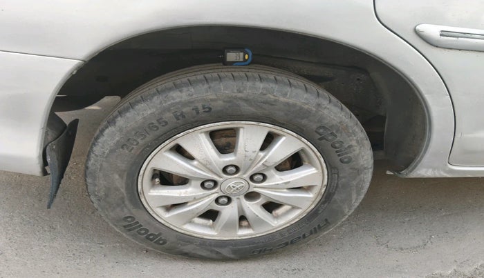 2011 Toyota Innova V 2.5 8 STR, Diesel, Manual, 2,31,219 km, tyre