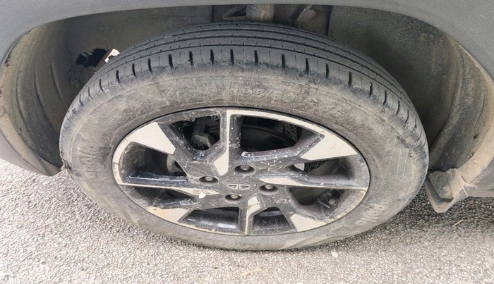 2023 Tata PUNCH CREATIVE AMT 1.2 RTN DUAL TONE, Petrol, Automatic, 25,989 km, tyre