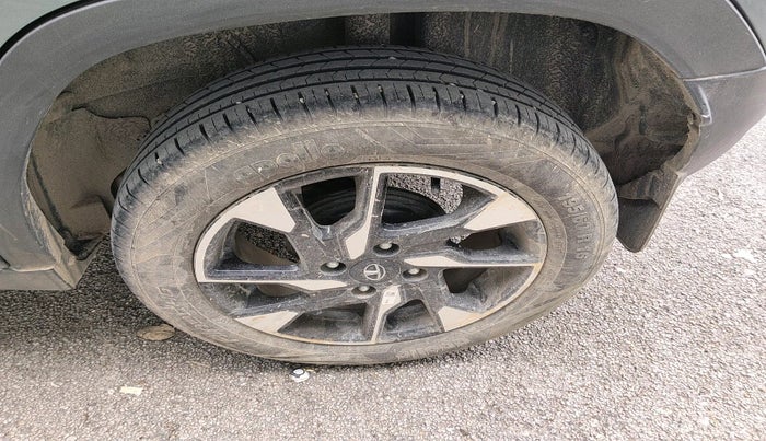 2023 Tata PUNCH CREATIVE AMT 1.2 RTN DUAL TONE, Petrol, Automatic, 25,989 km, tyre