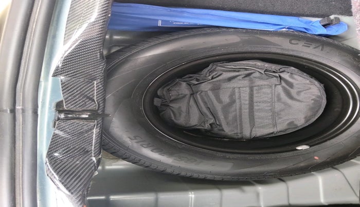 2023 Tata PUNCH CREATIVE AMT 1.2 RTN DUAL TONE, Petrol, Automatic, 25,989 km, tyre