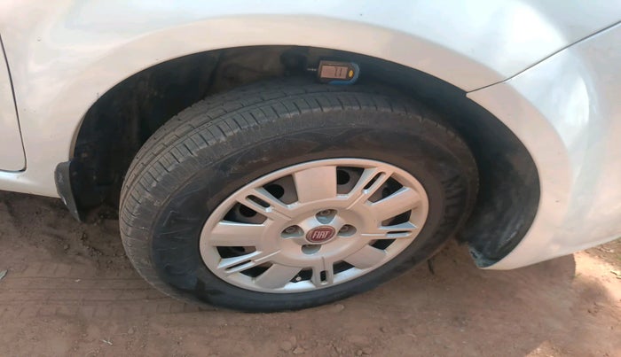 2016 Fiat Linea CLASSIC 1.3 L MULTIJET, Diesel, Manual, 2,64,961 km, tyre