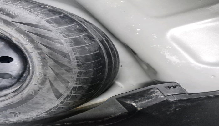 2023 Maruti Swift VXI, Petrol, Manual, 60,250 km, tyre