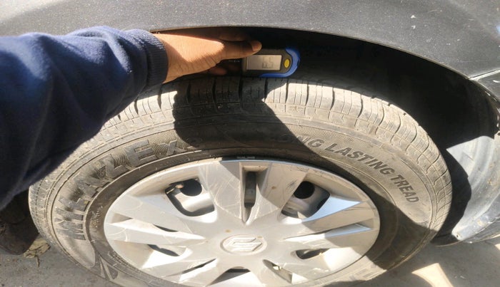 2017 Maruti Swift LXI (O), Petrol, Manual, 37,860 km, tyre