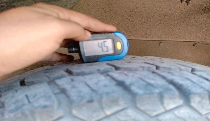 2011 Mahindra Scorpio VLX 2WD BS-III, Diesel, Manual, 1,02,641 km, tyre