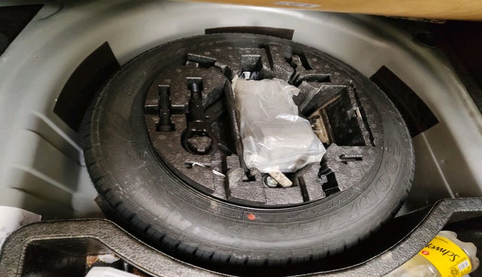 2018 Volkswagen Vento HIGHLINE PLUS 1.5 AT 16 ALLOY, Diesel, Automatic, 1,03,865 km, tyre