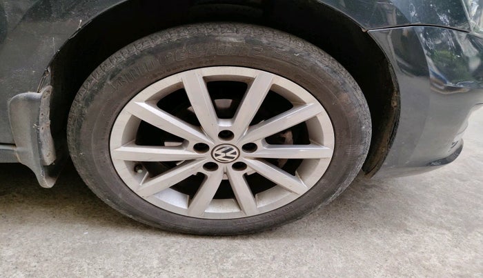 2018 Volkswagen Vento HIGHLINE PLUS 1.5 AT 16 ALLOY, Diesel, Automatic, 1,03,865 km, tyre