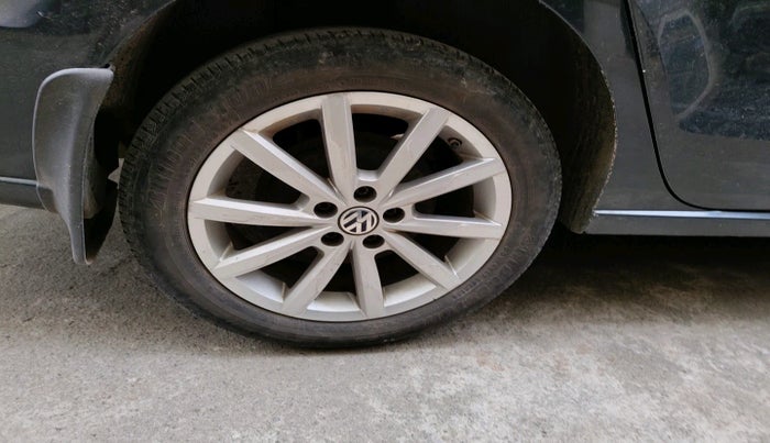 2018 Volkswagen Vento HIGHLINE PLUS 1.5 AT 16 ALLOY, Diesel, Automatic, 1,03,865 km, tyre