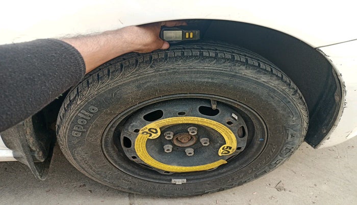 2013 Volkswagen Polo COMFORTLINE 1.2L, Diesel, Manual, 1,14,834 km, tyre