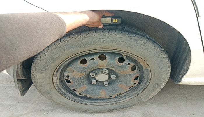 2013 Volkswagen Polo COMFORTLINE 1.2L, Diesel, Manual, 1,14,834 km, tyre