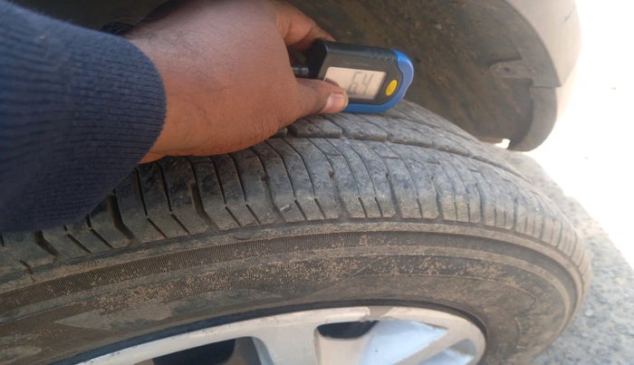 2019 Renault Captur RXE PETROL, Petrol, Manual, 1,52,027 km, tyre