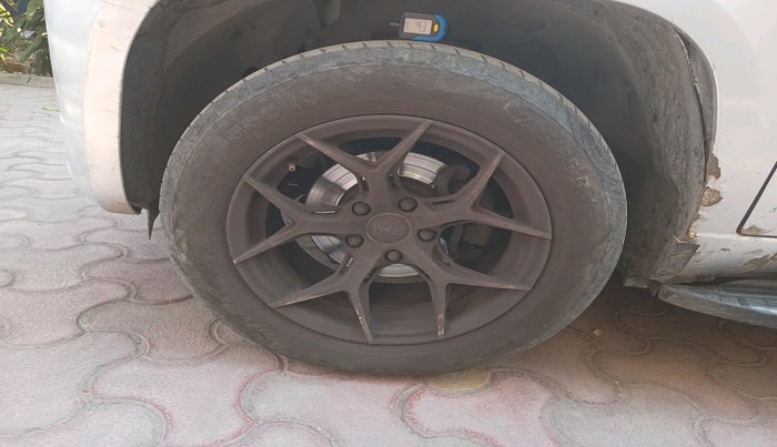 2018 Mahindra TUV300 T8 DUAL TONE, Diesel, Manual, 90,946 km, tyre