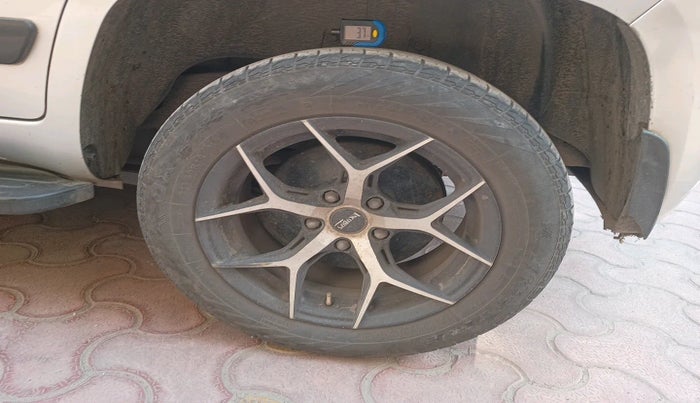 2018 Mahindra TUV300 T8 DUAL TONE, Diesel, Manual, 90,946 km, tyre