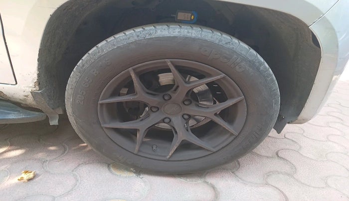 2018 Mahindra TUV300 T8 DUAL TONE, Diesel, Manual, 90,946 km, tyre