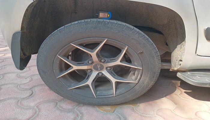 2018 Mahindra TUV300 T8 DUAL TONE, Diesel, Manual, 90,946 km, tyre