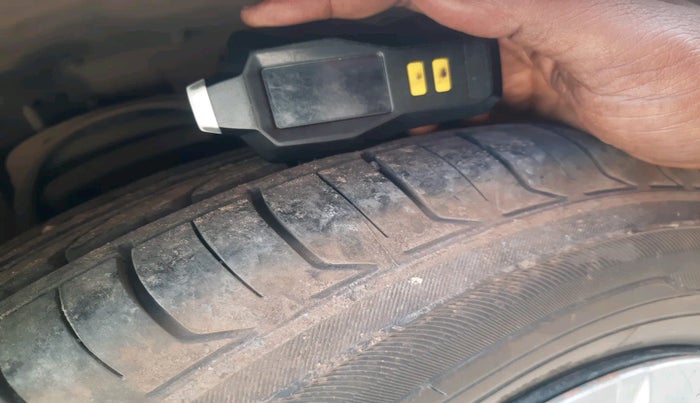 2016 Toyota Innova 2.5 GX 7 STR, Diesel, Manual, 1,87,326 km, tyre