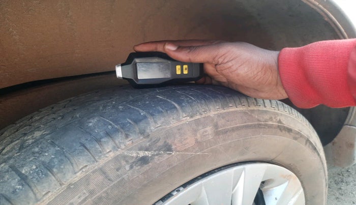 2016 Toyota Innova 2.5 GX 7 STR, Diesel, Manual, 1,87,326 km, tyre