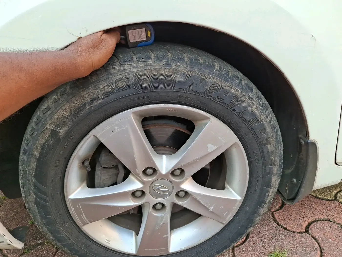 2012 Hyundai New Elantra 1.6 CRDI, Diesel, Manual, 1,33,200 km, tyre