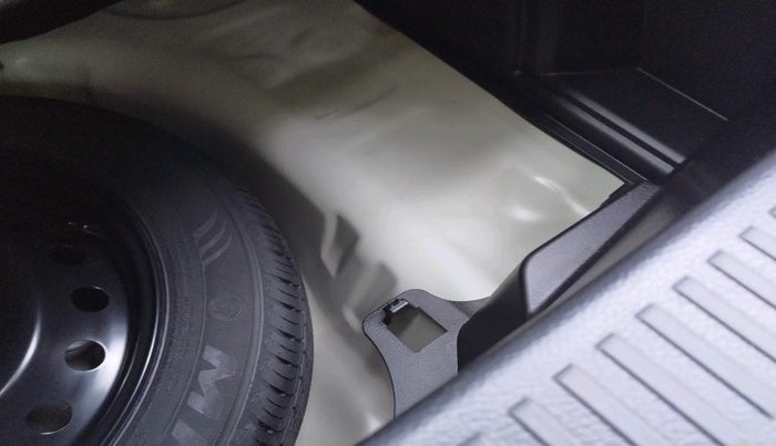 2025 Maruti FRONX DELTA 1.2 AGS, Petrol, Automatic, 3,323 km, tyre