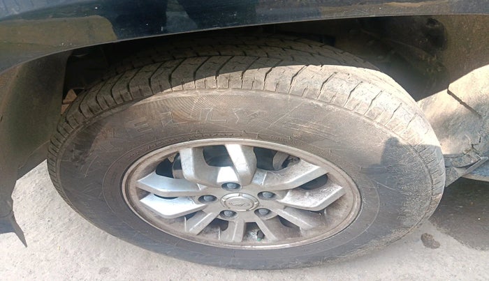 2017 Mahindra TUV300 T8, Diesel, Manual, 1,00,535 km, tyre