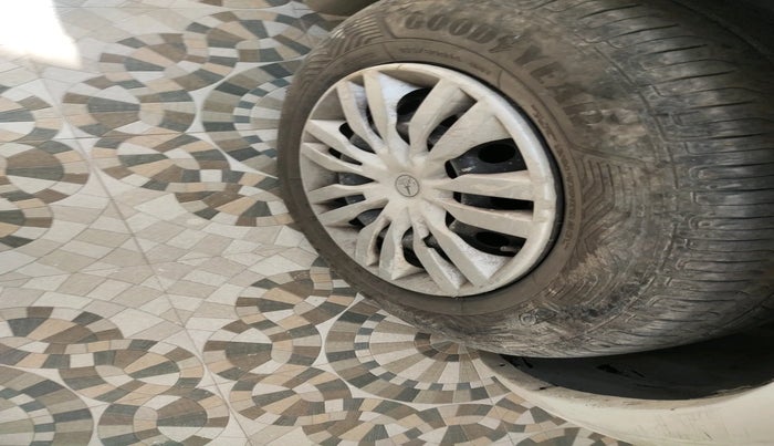 2013 Maruti Swift VDI, Diesel, Manual, 1,22,163 km, tyre